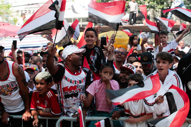 Milhares de torcedores comuns e de torcidas organizadas se reuniram em frente ao centro de treinamento. O tricolor paulista busca o inédito título da Copa do Brasil