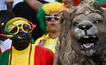 Imagine o calor que o torcedor do Senegal está passando com essa máscara de leão na partida contra o Catar!