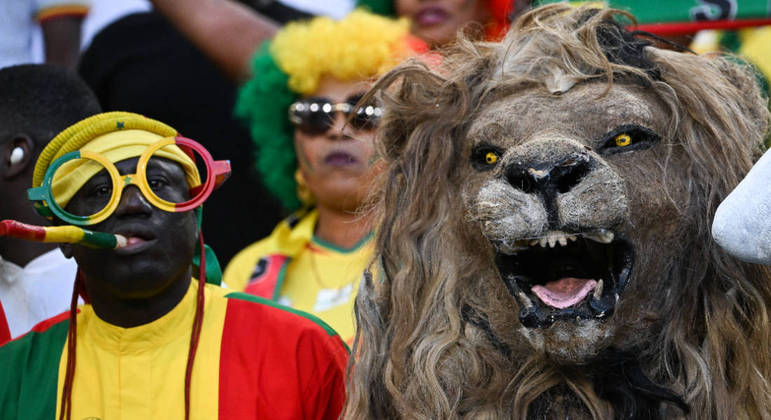 Imagine o calor que o torcedor do Senegal está passando com essa máscara de leão na partida contra o Catar!