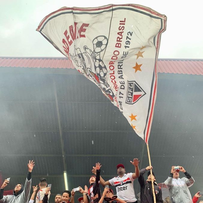 Torcida do São Paulo usou bandeiras com mastro para apoiar time antes da ida para Argentina