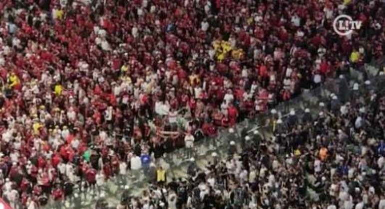 Torcidas de Corinthians e Flamengo - Bomba