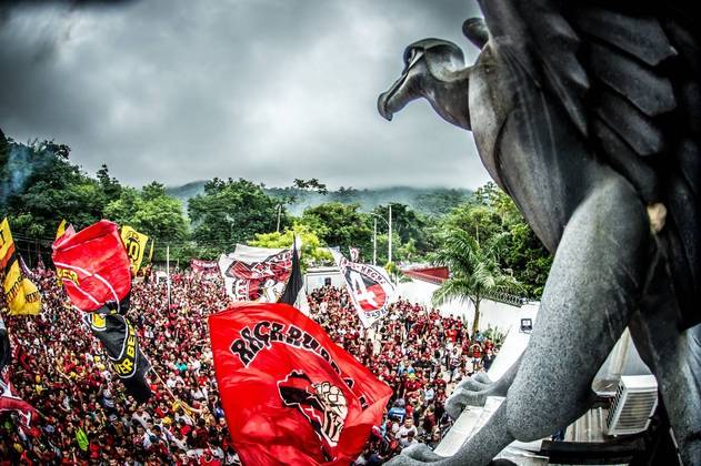 Outro dado curioso em que a torcida do Flamengo lidera é em relação a atividades físicas. Segundo a pesquisa, 52% dos flamenguistas responderam que praticam algum esporte