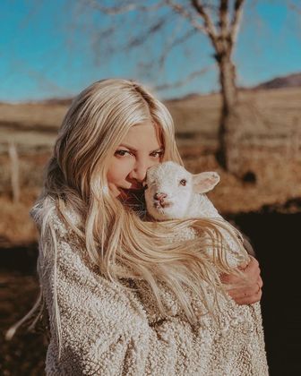 Tori Spelling também curte animais diferentes. Totes McGoat é a cabra de estimação da família