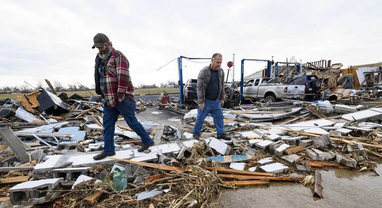 Tornado devastador atinge o Kentucky e deixa dezenas de mortos neste sábado (11)