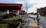Carros e casas destruídos por tornado em Nashville (EUA)