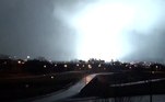 Relâmpago durante tempestade seguida de tornado em Nashville (EUA)