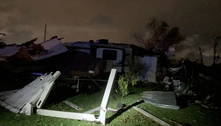 Tornado mata pelo menos uma pessoa e destrói casas nos EUA