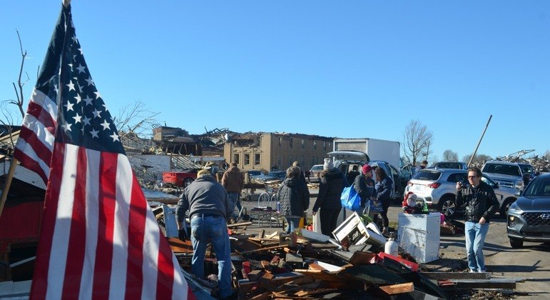 Moradores de Mayfield, a cidade mais atingida pelos tornados, visitando área afetada