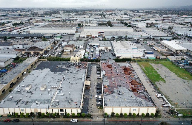 A massa rodopiante de vento atingiu a cidade de Montebello, perto de Los Angeles, forçando moradores a procurar abrigo. 