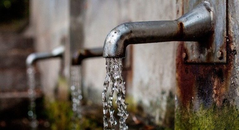 No Brasil, 60% da água desperdiçada se deve a vazamentos e problemas antigos em tubulações