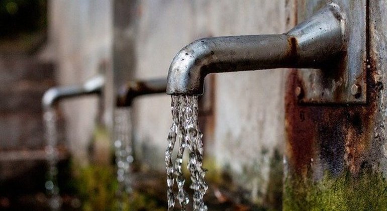 Desperdício de água em épocas de estiagem é passível de multa em alguns municípios