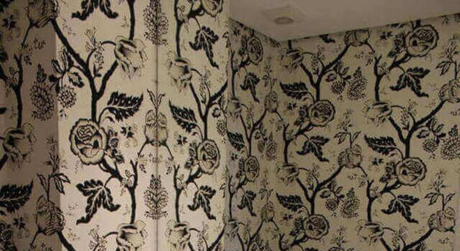 torneira para pia de banheiro - lavabo com papel de parede florido 