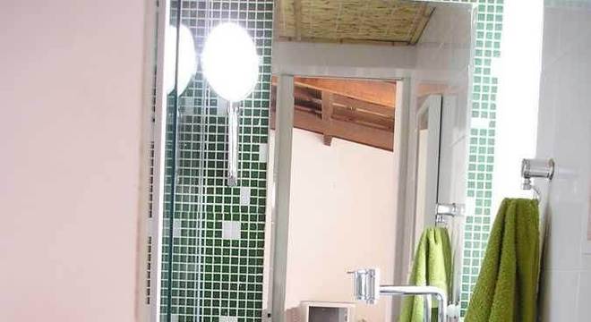 torneira para pia de banheiro - lavabo verde com pastilhas de vidro e madeira 