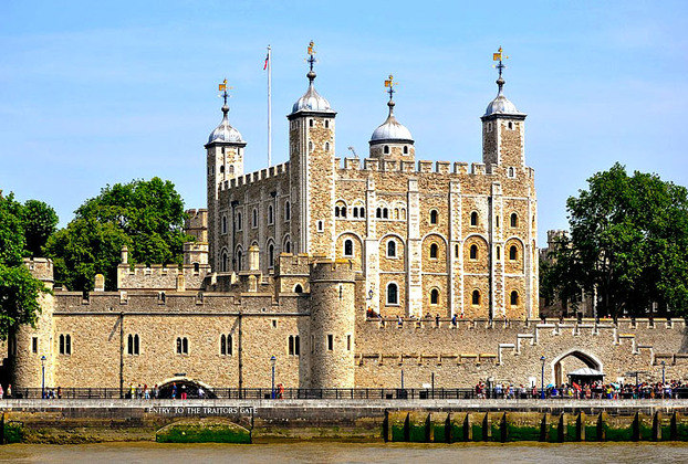Torre de Londres (Inglaterra) - Local de execuções , inclusive de duas esposas do rei Henrique VIII. Muitos relatos de espíritos por ali. 