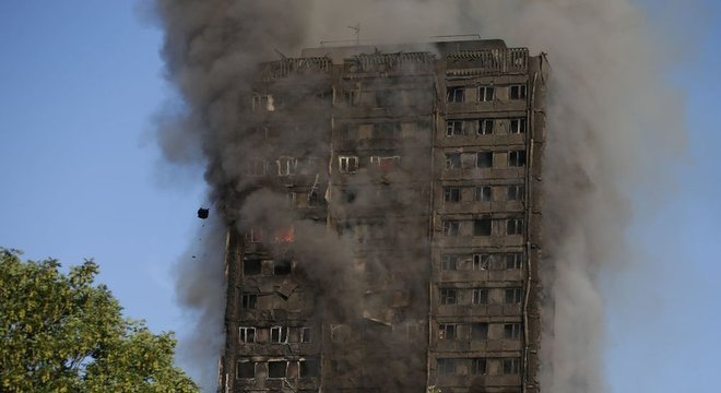 A Torre Grenfell, em Londres, onde 71 pessoas morreram num incêndio em 2016, virou ponto para fotos de turista