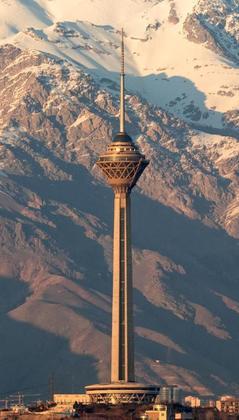 Torre Milad - 435 metros - Irã -  Foi inaugurada em 2007, 11 anos após o início da construção, na capital Teerã. Com design moderno, a torre possui em seu interior diversas instalações, como restaurantes, centros comerciais, escritórios e um hotel de luxo.