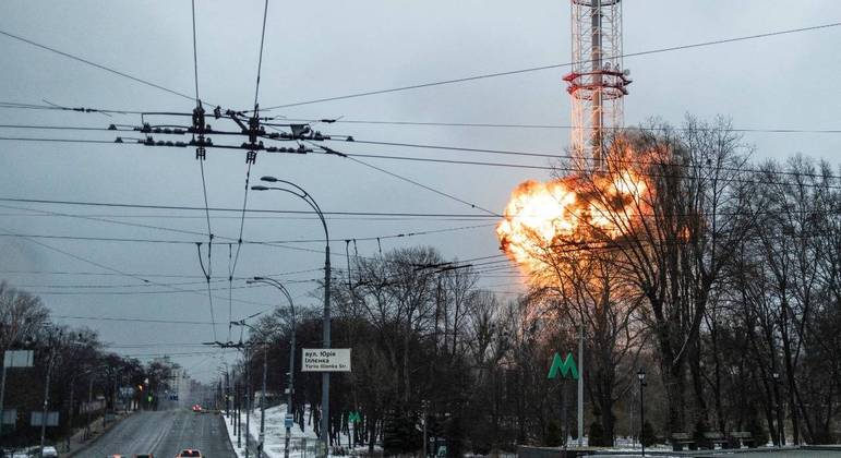 Rússia derruba torre de transmissão em Kiev e população fica sem televisão