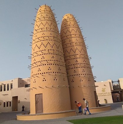 Torres de Pombos - Uma das atrações mais inusitadas do país. Localizadas ao lado da mesquita de Katara, em Doha, as torres foram projetadas para coletar os excrementos dos pombos, usados como fertilizantes pelos agricultores. 