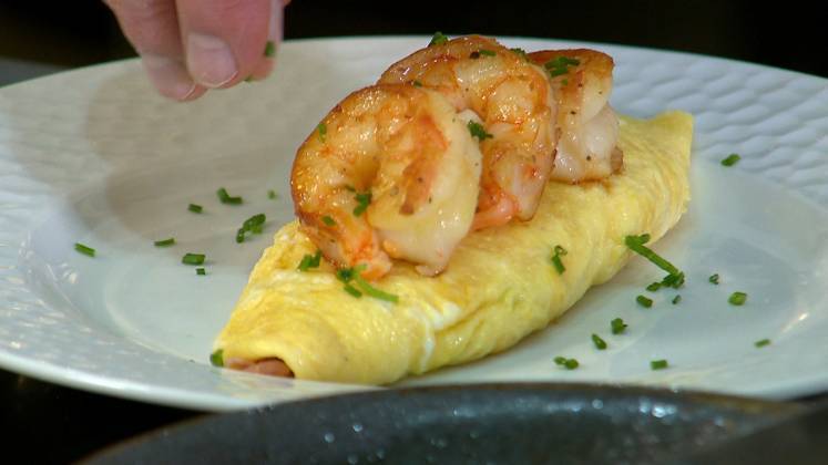 Pegando Um Pedaço De Omelete Espanhol Com Um Garfo. Foto de Stock