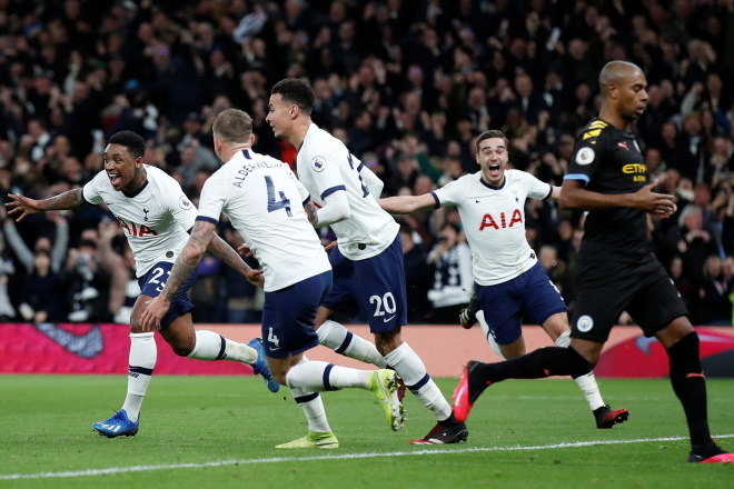 Os jogadores do City cercaram o árbitro no jogo contra o Tottenham