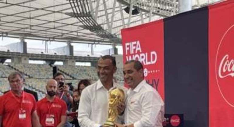 Tour da taça da Copa do Mundo no Maracanã - Cafu e Zinho