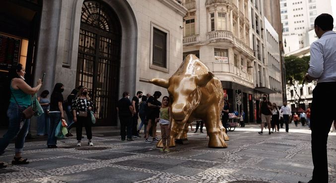 B3 inaugura obra inspirada em “touro de Wall Street“ em frente à sede de SP