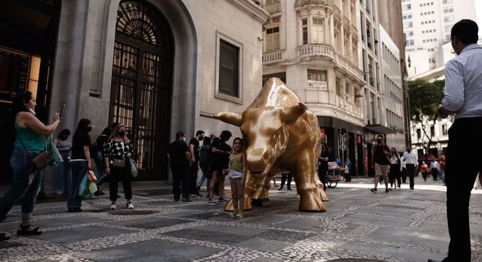 Estátua de um touro é instalada em frente à sede da Bolsa de Valores, a B3, em São Paulo
