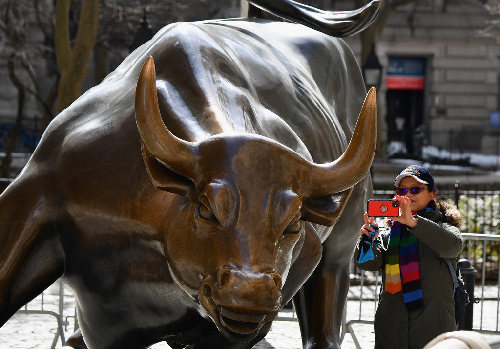  Chamado de "Charging Bull", o touro foi esculpid pelo artista e financiada de seu próprio bolso