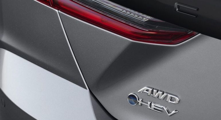 AWD e HEV mostram a tração integral permanente e a motorização híbrida