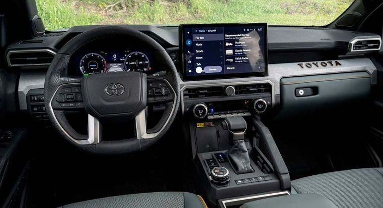 Central multimídia tem estilo flutuante com conexão com smartphones 