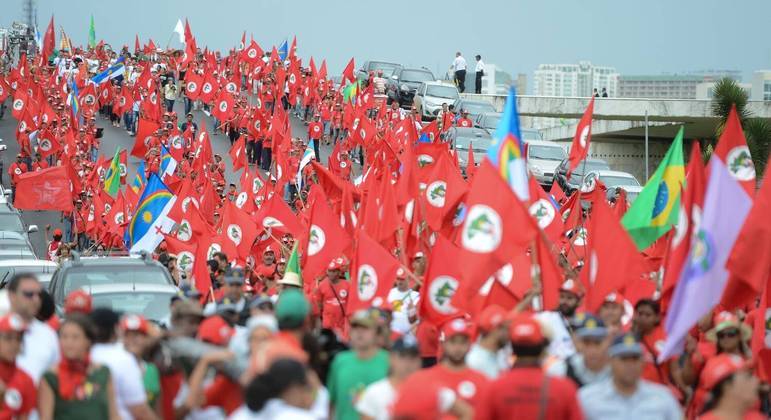 Trabalhadores do MST protestam na Praça dos Três Poderes pela agilidade na reforma agrária, em 2014