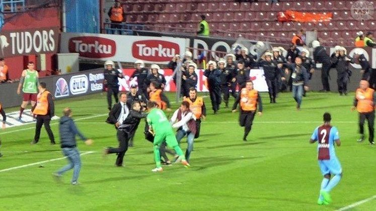 TRABZONSPOR 0 x 4 FENERBAHÇE (2016): Na 30ª rodada do campeonato turco, um torcedor do Trabzonspor invadiu o gramado e agrediu o árbitro assistente, causando uma confusão. O clube teve que jogar 4 partidas de portões fechados.