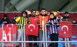 Em uma exceção à regra, a diretoria do Trabzonspor liberou o acesso de torcedores de outros clubes para que pudessem ir ao estádio vestidos com a camiseta do time de seu coração. Mas, nessa noite, a solidariedade foi maior do que qualquer rivalidade