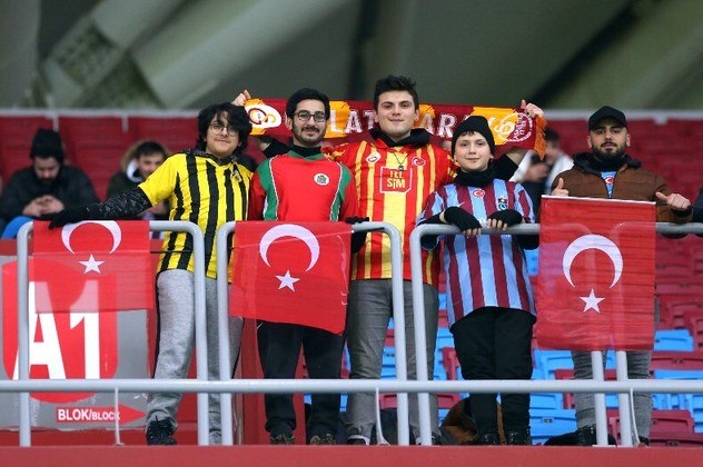 Em uma exceção à regra, a diretoria do Trabzonspor liberou o acesso de torcedores de outros clubes para que pudessem ir ao estádio vestidos com a camiseta do time de seu coração. Mas, nessa noite, a solidariedade foi maior do que qualquer rivalidade