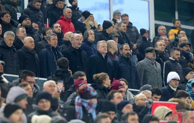 Autoridades do futebol turco também marcaram presença no estádio para acompanhar a partida. Na imagem, está o presidente do Fenerbahce e dirigentes da federação turca