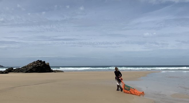 Tracey Williams limpa a praia perto da casa dela todos os dias