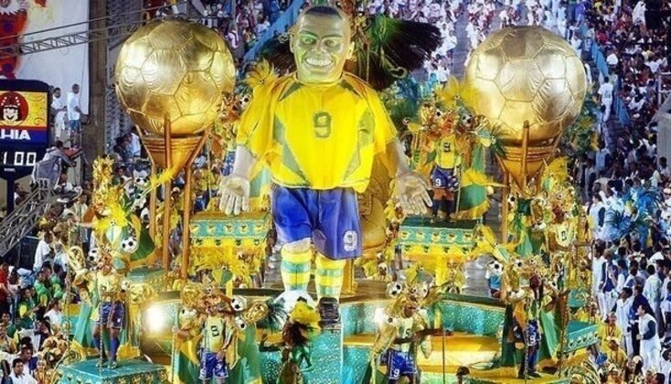Tradição (2003), no Rio de Janeiro - O Brasil é Penta, R é 9 - O Fenômeno Iluminado - Principal personagem do quinto título mundial da Seleção Brasileira, Ronaldo foi homenageado no desfile do Grupo Especial no ano seguinte à conquista. - Foto: Reprodução