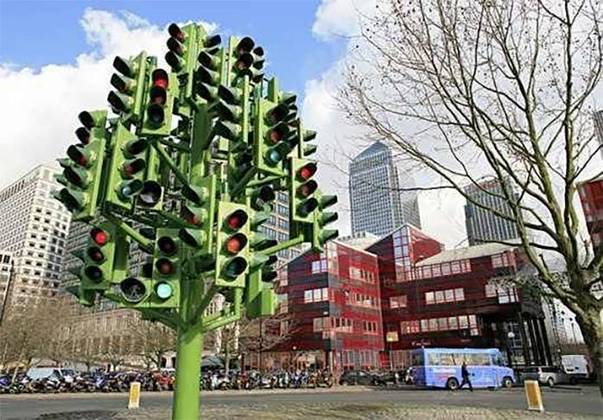 Traffic Light Tree - Inglaterra - O escultor Pierre Vivant imitou uma árvore para refletir sobre a energia em Canary Wharf, na capital Londres. Só não vale se guiar por ela para atravessar a rua.