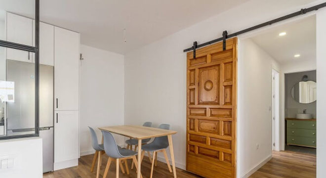 Traga ainda mais versatilidade para a construção ao inserir uma porta de correr com sistema de trilhos