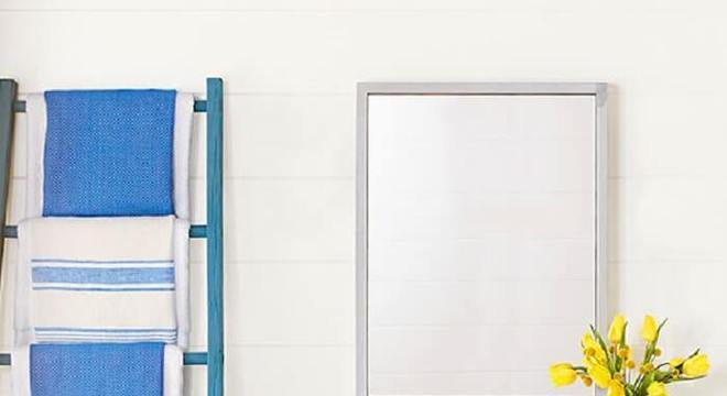 Traga cor para o banheiro incluindo uma estante escada no tom azul