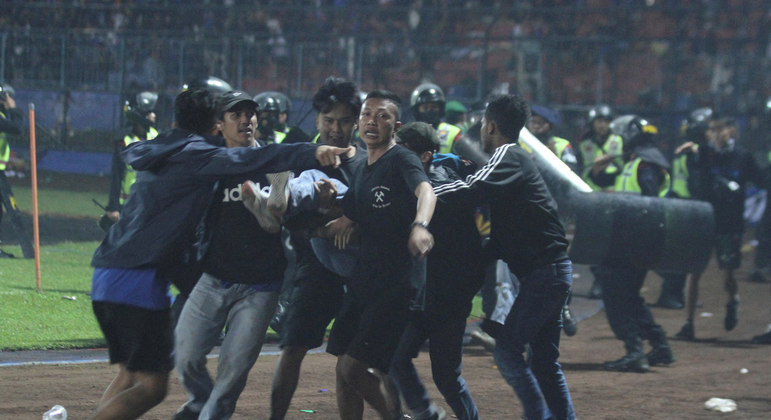 Após sofrer a derrota contra o Persebaya Surabay, torcedores do Arema FC iniciaram uma briga generalizada