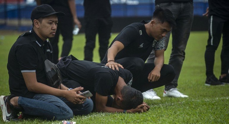 Jogadores do Arema FC lamentam a tragédia que tirou 125 vidas