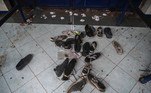 Sapatos das vítimas foram deixados na entrada de um dos portões do Estádio Kanjuruhan