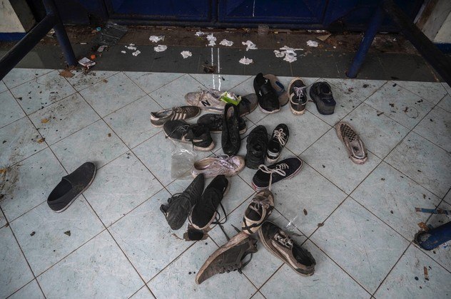 Sapatos das vítimas foram deixados na entrada de um dos portões do Estádio Kanjuruhan