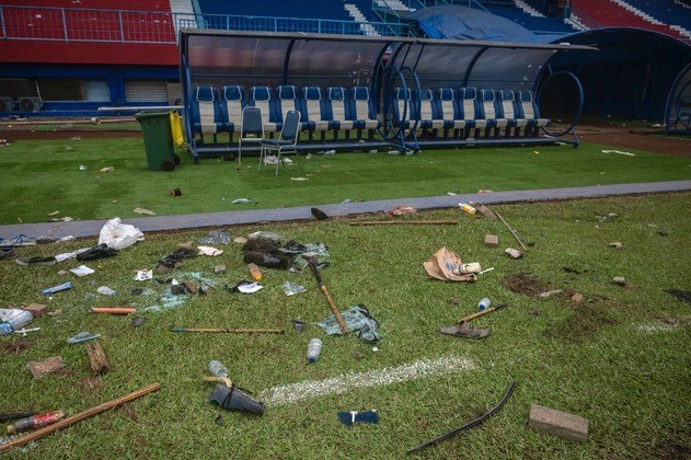 Ainda havia destroços do confronto com a polícia no campo