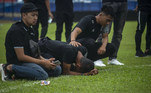 Jogadores do Arema FC, que hoje está na 9ª colocação do Campeonato de Futebol da Indonésia — a Liga 1 —, se emocionaram ao pisar novamente no campo onde torcedores faleceram