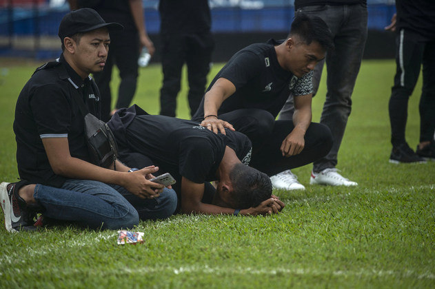 Jogadores do Arema FC, que hoje está na 9ª colocação do Campeonato de Futebol da Indonésia — a Liga 1 —, se emocionaram ao pisar novamente no campo onde torcedores faleceram