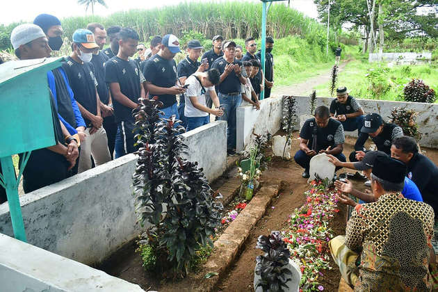 Jogadores e oficiais do Arema FC compareceram em alguns velórios e prestaram homenagens aos falecidos após a partida do clube contra o Persebaya Surabay