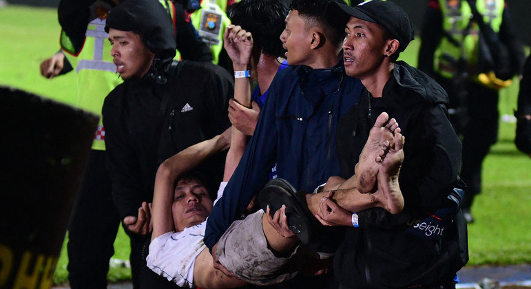 Ao menos 131 pessoas morreram durante partida de futebol na Indonésia