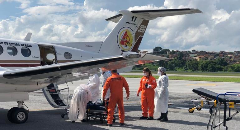 Pacientes são transferidos em aeronaves dos Bombeiros e da Polícia Militar para a capital mineira